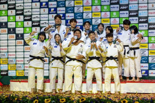 2025 부다페스트 유도 세계선수권 혼성단체전에서 2위를 한 한국 선수들이 시상식에서 기뻐하는 모습. 한국은 처음 이 종목 결승에 올라 역대 최고 성적인 은메달을 땄다. /IJF