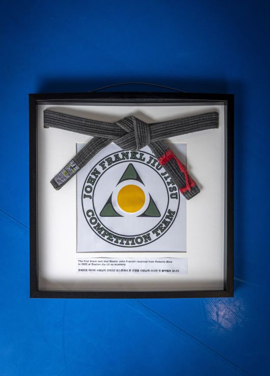 존 프랭클 사범이 스승에게 받은 검은 띠. 제자의 도장에 걸어 놓고 초심을 다잡는다. /이신영 영상미디어 기자