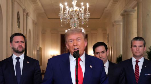 미군이 이란 주요 핵 시설을 공습한 21일 오후 10시 도널드 트럼프 미국 대통령이 워싱턴DC 백악관 이스트룸에서 이와 관련한 발표를 하고 있다. 트럼프는 “이란 핵 능력은 완전히 파괴됐다. 이제 항복하라”고 했다. 트럼프 뒤로는 왼쪽부터 J D 밴스 부통령, 피트 헤그세스 국방 장관, 마코 루비오 국무 장관이 서있다./AFP 연합뉴스