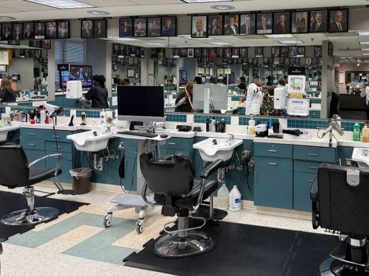 미 의회 상원 이발소 내부. 이곳에서 머리를 자른 상원의원들의 사인이 담긴 액자가 벽면에 빼곡히 걸려있다. /박국희 특파원