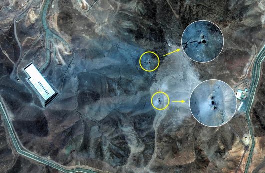 22일 미국의 공습으로 파괴된 이란 포르도 농축시설 위성사진. 산등성이에 벙커버스터가 뚫고 들어간 6개의 구멍이 분화구처럼 선명하다. /AP 연합뉴스
