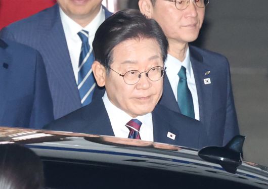 이재명 대통령이 캐나다에서 열린 주요7개국(G7) 정상회의 참석을 마치고 19일 새벽 귀국하고 있다./뉴스1