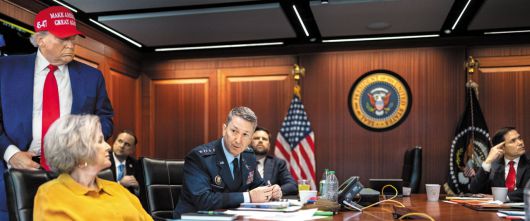 트럼프의 '워룸' - 21일 이란 공습 이후 미 백악관이 소셜미디어 X(엑스)를 통해 공개한 백악관 상황실 사진. 백악관 웨스트윙 지하에 있는 약 463㎡ 규모 회의실인 상황실은 통상 '워 룸(War Room)'으로 불린다. 붉은색 'MAGA' 모자를 쓴 도널드 트럼프 대통령이 서서 회의 모습을 지켜보고 있다. 테이블에는 왼쪽부터 시계 방향으로 수지 와일스 대통령 비서실장, 댄 케인 합참의장, J D 밴스 부통령, 마코 루비오 국무장관. /EPA 연합뉴스