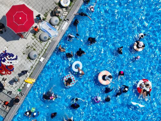 최고기온이 31도까지 오른 지난 22일 오후 서울 광진구 뚝섬한강공원 야외수영장에서 시민들이 물놀이를 하며 즐거운 시간을 보내고 있다. /박성원 기자