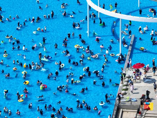 최고기온이 31도까지 오른 지난 22일 오후 서울 광진구 뚝섬한강공원 수영장에서 시민들이 물놀이를 하며 즐거운 시간을 보내고 있다. /박성원 기자