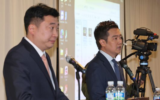 가로세로연구소 운영자 김세의(오른쪽)씨와 고(故) 김새론 유족 법률대리인 부지석 변호사가 지난달 7일 서울 강남구 스페이스쉐어에서 배우 김수현 관련 기자회견을 하고 있다. /뉴스1