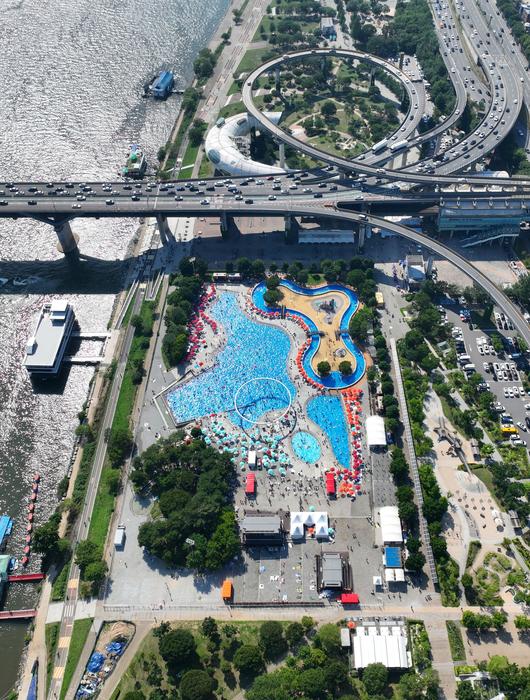 도심 속 야외수영장-최고기온이 31도까지 오른 지난 22일 오후 서울 광진구 뚝섬한강공원 수영장. /박성원 기자