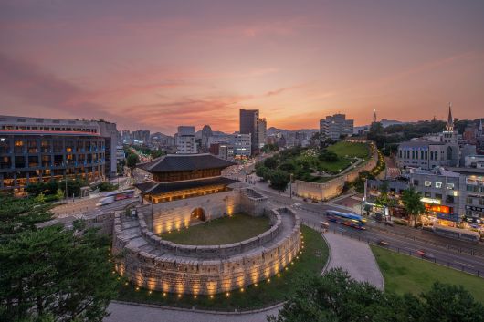 23일 저녁 서울 종로구 흥인지문 위로 붉은 노을이 펼쳐지고 있다./박상훈 기자