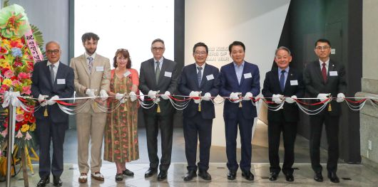 트루먼 전 미국 대통령의 외손자인 클리프턴 트루먼 대니얼(왼쪽에서 넷째)씨가 24일 서울 용산구 전쟁기념관에서 열린 6·25전쟁 지도자실(트루먼 대통령 기념관) 개관 기념 행사에서 참석자들과 함께 테이프 커팅을 하고 있다. 대니얼씨는 “조부가 오늘날 한국의 발전된 모습을 보신다면 깊이 감격했을 것”이라고 했다./박성원 기자