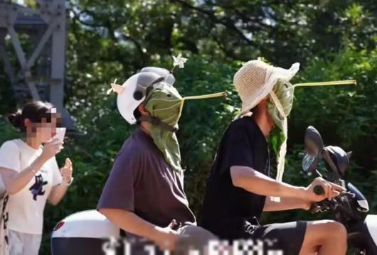 연잎 마스크를 쓰고 오토바이를 타는 중국 청년들./ 바이두