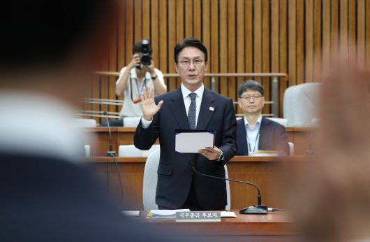 김민석 국무총리 후보자가 24일 서울 여의도 국회에서 열린 인사청문회에서 선서를 하고 있다./남강호 기자
