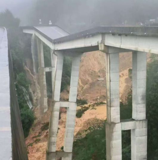 산사태로 붕괴된 중국 구이저우성의 한 고속도로 다리./ 바이두