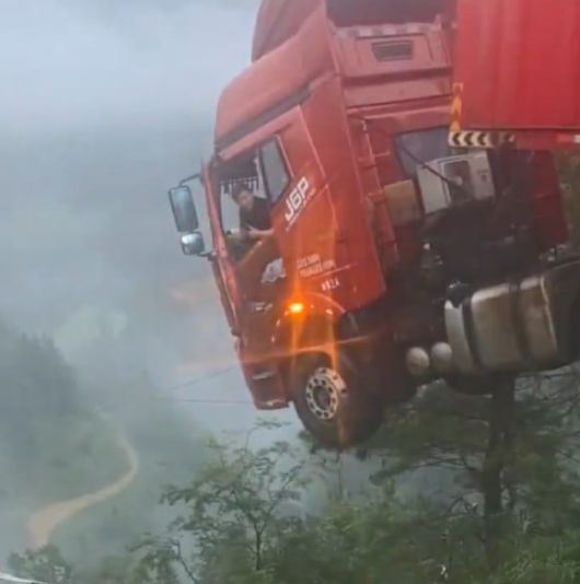 24일 중국 구이저우성 산두현의 고속도로 붕괴현장에서 트럭 운전석 부분이 허공에 매달려 있다. /엑스(X)