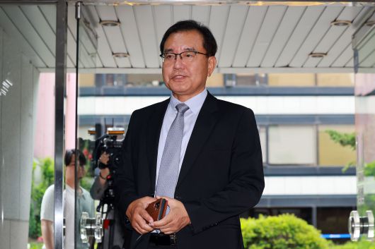 이명현 특별검사가 25일 오전 서울 서초구 사무실로 출근하고 있다. /연합뉴스