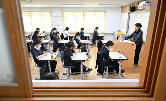 2026학년도 대학수학능력시험 6월 모의평가가 치러진 4일 서울의 한 고등학교에서 학생들이 시험 준비를 하고 있다. /뉴스1