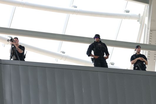 25일 JD밴스 미국 부통령이 미국 오하이오주 신시내티 TQL 스타디움에서 열린 2025 국제축구연맹(FIFA) 클럽 월드컵 울산 HD와 보루시아 도르트문트의 조별리그 경기를 관람하고 있다. 경기장 지붕에 배치된 저격수의 모습./ AFP 연합뉴스