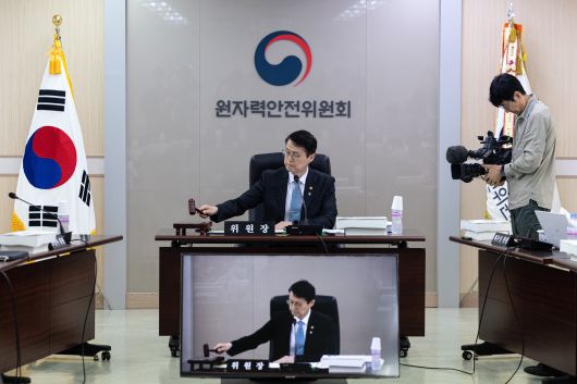 최원호 원자력안전위원회 위원장이 26일 오전 서울 중구 원자력안전위원회(원안위)에서 열린 제216회 전체회의를 주재하고 있다. 원안위는 이날 전체회의를 통해 고리 1호기 해체 승인(안)을 의결했다./뉴스1