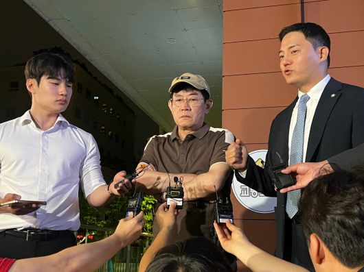 개그맨 이경규가 지난 24일 서울 강남경찰서에서 약물 운전 혐의 관련 조사를 마친 뒤 취재진 앞에 서 있다. /연합뉴스