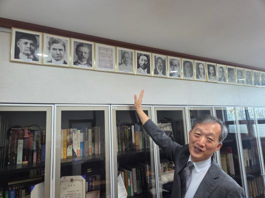 강릉중앙교회 박태환 담임목사가 역대 담임목사 사진을 보며 설명하고 있다. 가장 왼쪽이 교회를 설립한 로버트 하디 목사. /김한수 기자