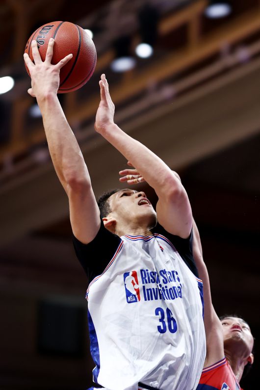 27일 싱가포르에서 열린 NBA 라이징스타 대회에서 용산고 주장 에디 다니엘이 상대 수비를 뚫고 슛을 시도하고 있다. /NBA 아시아