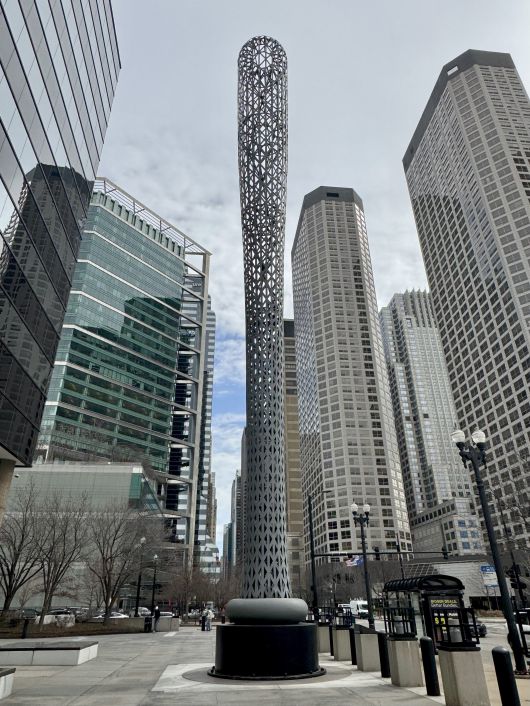 ‘야구배트(Batcolumn)’ 조형물. 일상의 오브제를 대형스케일로 만드는 스타일로 유명한 클라스 올든버그가 야구 사랑이 유별난 시카고를 위해 만들었다./박진배