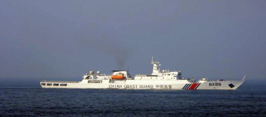지난 2월 26일 한국 해양조사선 온누리호가 중국의 철제 구조물에 접근하자 출동한 중국 해경 함정 6305호. 중국은 함정 2척과 고무보트 3척을 동원해 온누리호의 항행을 방해했다. /해수부 유용원 의원실