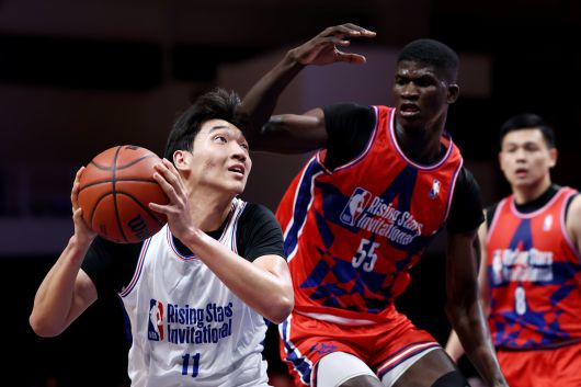 27일 싱가포르에서 열린 NBA 라이징스타 대회에서 용산고의 김민기가 필리핀의 210cm 센터 디아키테를 상대로 슛을 시도하고 있다. /NBA 아시아