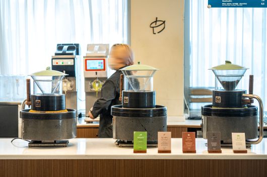 명동에 있는 한 말차 전문 카페. 매장 안 그라인더에서는 커피콩 대신 마른 찻잎이 갈리고 있었다. /김용재 영상미디어 기자