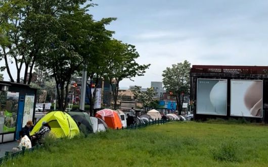 예약제로 바뀌기 전까지 새벽마다 텐트 대기 줄로 북새통을 이뤘다. /대추밭백한의원