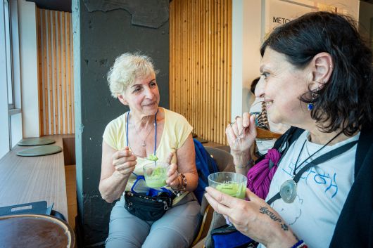 서울 중구 명동의 한 말차 전문 카페에서 외국인들이 말차 아이스크림을 즐기는 모습. /김용재 영상미디어 기자
