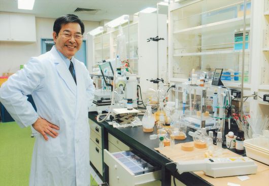 1980년대 치매 치료제 연구에 매진하던 스기모토 박사.