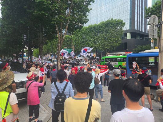 28일 오후 서울 서초구 서초대로에서 윤석열 전 대통령의 지지자들이 촛불행동의 집회 참가자들을 향에 태극기를 흔들고 있다./김도연 기자