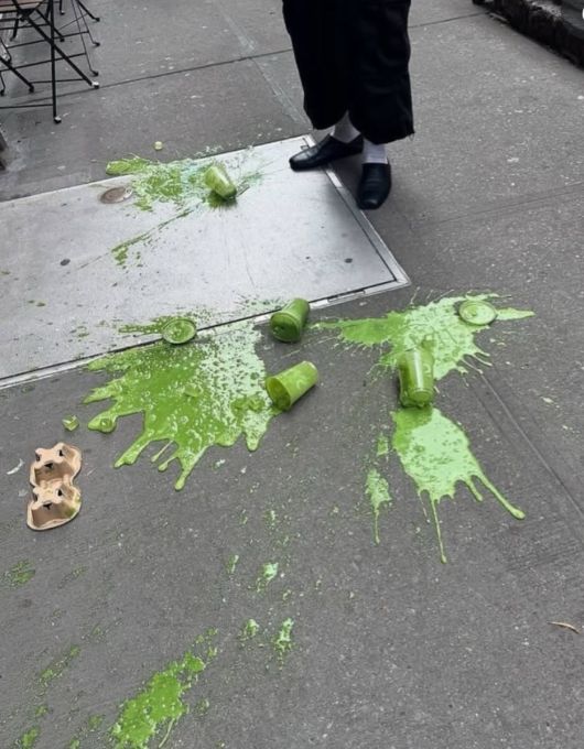 글로벌 ‘말차(抹茶) 붐’이 이는 가운데, 해외에서는 멀쩡한 말차 라테를 바닥에 쏟는 ‘말차 스필’ 챌린지가 유행하고 있다. /인스타그램