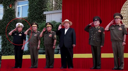 북한 조선중앙TV가 29일 방영한 기록영화 '위민헌신의 여정, 새로운 변혁의 2024년'에 김명식 전 해군사령관(빨간색 동그라미)의 모습이 삭제되지 않은 채 등장했다. /조선중앙TV 연합뉴스