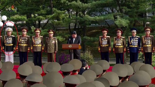 북한 조선중앙TV가 29일 방영한 기록영화 '위민헌신의 여정, 새로운 변혁의 2024년'에 김명식 전 해군사령관(빨간색 동그라미)의 모습이 삭제되지 않은 채 등장했다. /조선중앙TV 연합뉴스