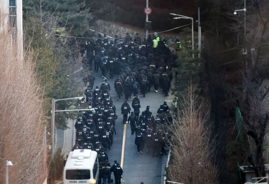 고위공직자범죄수사처와 경찰로 구성된 공조수사본부가 윤석열 당시 대통령에 대한 2차 체포영장 집행에 돌입한 1월 15일 오전, 공수처 수사관들과 경찰 인력이 서울 용산구 한남동 대통령 관저 정문을 통과하고 있다./뉴스1