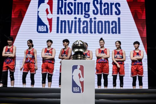 29일 싱가포르에서 열린 NBA 라이징스타 인비테이셔널 결승에 앞서 한국 온양여고 선수들이 우승컵 앞에서 포즈를 취하고 있다. /NBA 아시아