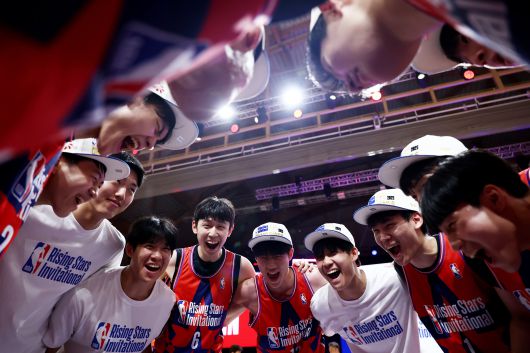 29일 싱가포르에서 열린 NBA 라이징스타 인비테이셔널 결승에서 용산고가 우승을 차지한 뒤 모여 세레모니를 하고 있다. /NBA 아시아
