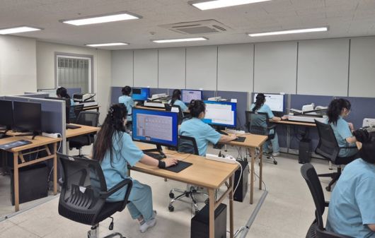 서울 동부구치소 내 법무부 기록물 디지털화 작업장 모습. 기사 내용과 직접적 연관 없음. /행정안전부 국가기록원 제공