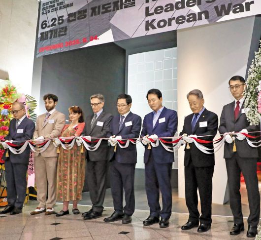 6·25 전쟁 파병을 결정한 해리 트루먼 대통령을 기념하기 위해 지난 24일 전쟁기념관에 개관한 '이승만 트루먼 전시실' 앞에서 클리프턴 트루먼 대니얼(왼쪽에서 넷째)씨가 아내, 아들과 함께 테이프 커팅을 하고 있다. /박성원 기자