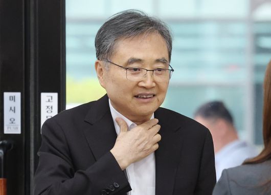 조현 외교부 장관 후보자가 지난 27일 오전 서울 종로구 대우빌딩에 마련된 인사청문회 준비 사무실로 출근하며 취재진의 질문에 답하고 있다./뉴스1