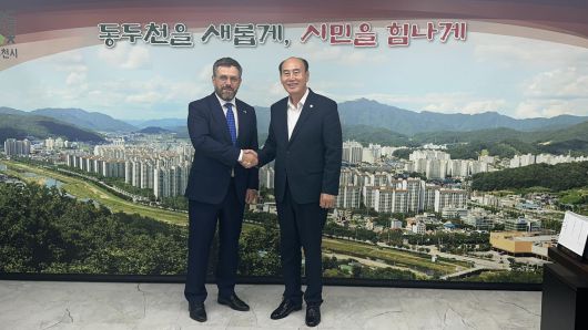 야니스 베르진스 주한 라트비아 대사(왼쪽)와 박형덕 동두천 시장이 악수하고 있다./주한 라트비아 대사관