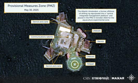 서해 잠정조치수역에 설치된 중국 고정 구조물의 위성 촬영 장면. 양식 시설인 '선란' 1,2호기를 관리하는 시설이라고 중국은 주장하고 있다. 석유 시추선을 개조한 것으로 부유 형태인 선란과 달리 해저에 3각 다리를 내린 고정 형태다. 본 위성사진은 조선일보가 CSIS 측과 협의해 게재한 것으로 그외 목적의 무단 전재 및 이미지 편집은 불가하다. /CSIS/Beyond Parallel/Maxar