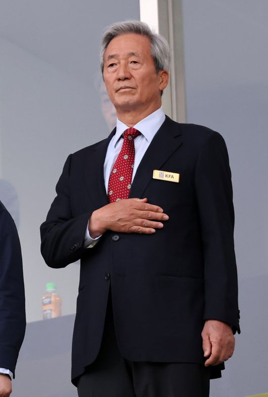 지난 5월 여자축구 국가대표 경기를 찾은 정몽준 대한축구협회 명예회장. /뉴스1