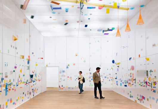 신작 설치작품 ‘퍼펙트홈: 런던, 호샴, 뉴욕, 베를린, 프로비던스, 서울’(2024) 내부를 감상하는 관람객들. /테이트모던