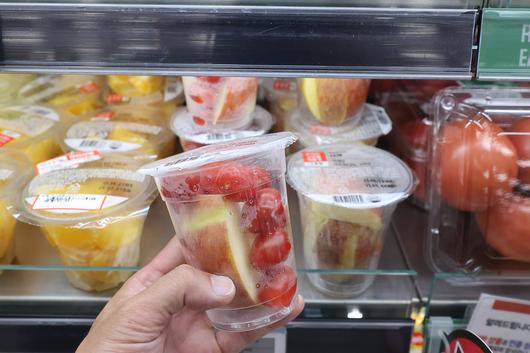 서울의 한 마트에 과일이 진열돼 있다./연합뉴스