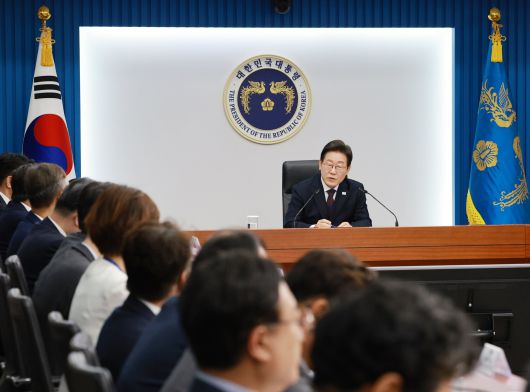 이재명 대통령이 3일 서울 용산 대통령실 청사에서 열린 2차 수석보좌관회의를 주재하고 있다. /대통령실통신사진기자단