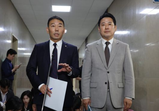 김용민 더불어민주당 법사위 간사와 장동혁 국민의힘 법사위 간사가 2일 서울 여의도 국회에서 상법 개정 관련 논의를 마친 뒤 기자들에게 브리핑을 하고 있다./뉴시스