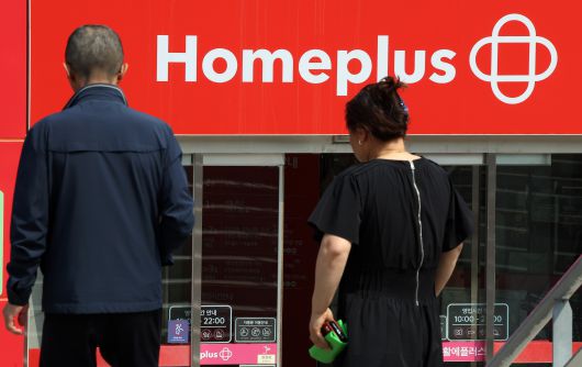 People pass by a Homeplus store in Incheon on May 27. /News1