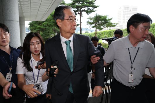 내란 방조 혐의를 받고 있는 한덕수 전 국무총리가 2일 서초구 서울고등검찰청에 마련된 내란 특검 사무실에 조사를 받기 위해 출석하고 있다./뉴스1